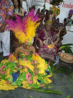 일리에우스(Ilhéus), 바이아(Bahia)에 있는 테레이루 마탐바 톰벤시 네투(Terreiro Matamba Tombenci Neto) 내부의 종교 의식 수행자들