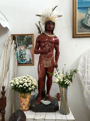 상파울루의 칸돔블레 테헤이루 내부에 있는 조각상. 아메리카 원주민 정령인 카보클루를 묘사하고 있다.