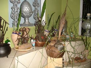 테레이루 내부 바키세에 보관된 오리샤가 거주하는 신성한 물건인 아센타멘토스