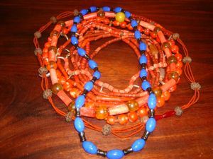 입문식 중인 사람에게는 수호신 오리샤와 관련된 목걸이가 주어진다.