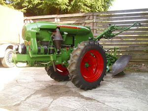 1952년산 Bungartz U1D 보행형 경운기. 쟁기를 장착한 모습이다.