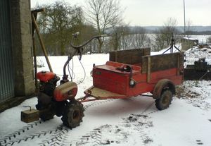 트레일러를 견인하는 Hako 이륜 트랙터.