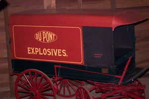 최초의 뒤퐁 화약 수레