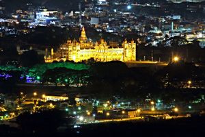밤에 차문디 언덕 전망대에서 본 마이소르 궁전