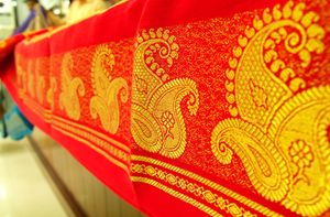 금색 자리가 있는 마이소르 실크 사리