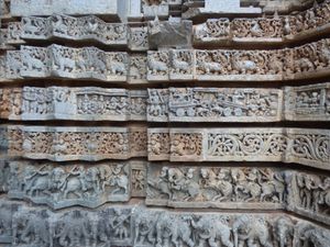 소마나타푸라 케샤바 사원의 사원 조각