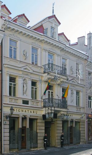 2007년 2월 16일, 독립선언이 행해진 건물에 게양된 국기