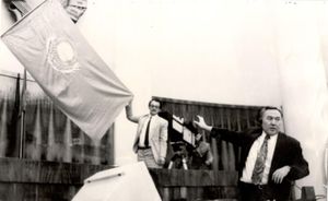 1992년 누르술탄 나자르바예프 대통령이 최고회의(Supreme Council)에 깃발 시제품을 제시하는 모습