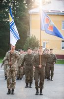 군사 퍼레이드 중에 게양된 해군과 주방위군 깃발