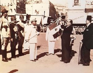 레바논 대통령 에밀 에데(Émile Eddé)와 총리 에미르 할레드 셰하브(Khaled Chehab)이 순교자 광장, 베이루트에서 열린 공식 행사에 참석한 모습.