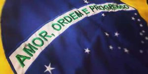 “사랑이 담긴 깃발” 운동에서 제안된 깃발 디자인 변경 (Amor 추가)