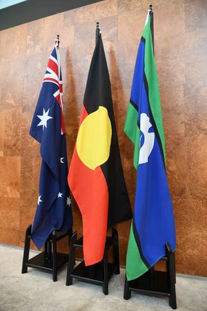 오스트레일리아 국기, 원주민 깃발 및 토레스 해협 주민 깃발은 공식 행사에서 자주 함께 게양된다.