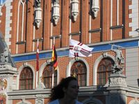 대통령궁(검은 머리의 집)에 있는 라트비아 대통령 깃발