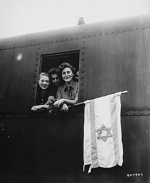 팔레스타인으로 향하는 길에 자작 깃발을 든 부헨발트 강제수용소 출소자들