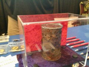 2012년 콜로라도 지오코인페스트 메가 이벤트에서 전시된 최초 지오캐싱에 들어 있던 "오리지널 빈 통조림"