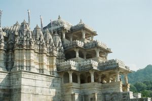 인근 라낙푸르(Ranakpur)에 있는 유명한 자이나교 사원