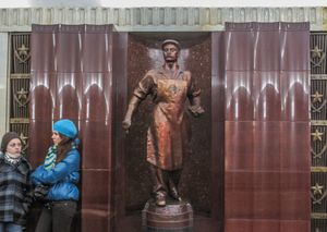 바움스카야 역에 있는 소비에트 노동자를 상징하는 조각상