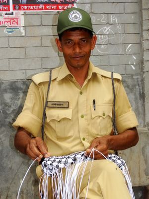 방글라데시 의경대원이 근무 중 직조 작업을 하고 있다.