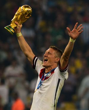 슈바인슈타이거가 2014 FIFA 월드컵 결승전 우승 후 월드컵 트로피와 함께 기뻐하고 있다.
