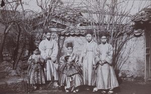 가족 사진(뒷줄 좌로부터 홍만식, 아버지 홍순목, 홍영식, 동생 홍정식 순)