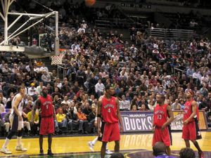 2005-06시즌 밀워키 벅스와의 경기에서 보쉬와 그의 동료들. 왼쪽부터: 파페 소우, 보쉬, 마이크 제임스, 모리스 피터슨