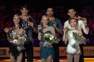 2012년 세계 피겨스케이팅 선수권 대회에서 다른 메달리스트들과 함께한 사브첸코와 숄코위