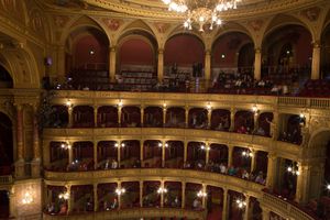 화려한 장식과 금박, 벨벳으로 꾸며진 전통적인 오페라 극장 내부