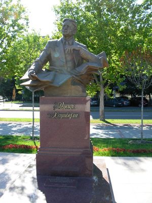 세르비아 노비사드에 있는 우제이르 하지베요프 기념비.