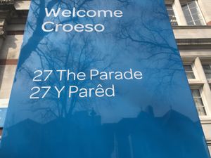 웨일스어에서 굴절 부호가 길이와 강세를 나타내는 데 사용되는 이중 언어 표지판: parêd  "퍼레이드", pared  "칸막이 벽"과 대조됨.