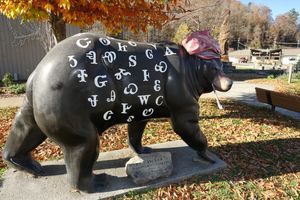 세쿼야 문자를 새긴 찰스 사누크의 곰 조각상. 노스캐롤라이나 주 체로키에 있는 체로키 민족 박물관(Museum of the Cherokee People) 외부, 2017년 촬영