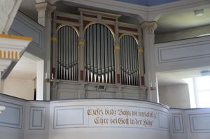 서부 슬라브어인 소르브어에서 ß(블랙레터 'ſz')의 사용: wyßokoſcʒ́i ("가장 높은", 현재는 wysokosći로 표기). 오슬링의 교회에 있는 누가복음 2장:14의 본문.