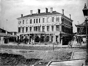 상하이 번드(The Bund) 12번지에 위치한 구 상하이 클럽 건물. HSBC는 1874년 이 건물을 매입하여 1920년대 초 재건축될 때까지 상하이 본점으로 사용했다.