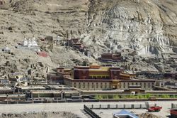 재건된 사캬 북사