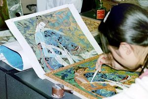 클루아종 소결 후 스포이드로 프릿을 추가하는 모습. 작업이 완료되면, 물체를 다시 구워 갈고(필요에 따라 반복) 광택을 낸 후 전기도금 처리한다.