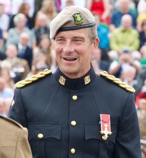 그릴스가 2024년 AFC 해러게이트를 졸업하는 하급 병사들을 사열하는 모습