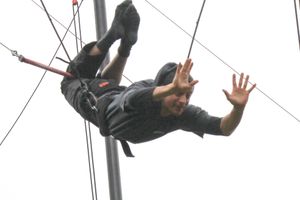 2016년 TV 촬영 중인 베어 그릴스