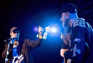 Shavo와 RZA가 AcHoZeN의 라이브 음악을 공연하는 모습