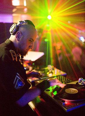 캘리포니아 할리우드의 클럽에서 공연 중인 오다지안