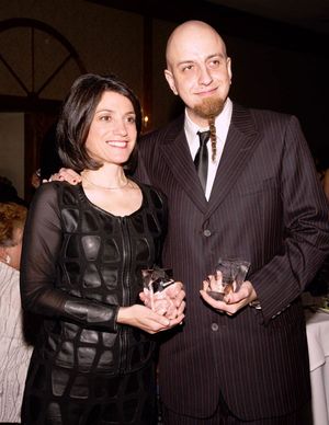 오다지안이 GenNext의 "커뮤니티 영웅상"을 수상하는 모습