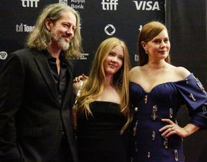 애덤스와 남편 다렌 레 갤로, 딸 아비아나 (2024년)