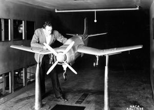 풍동 내 더글러스 SB2D 디스트로이어 축소 모형