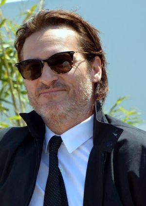 피닉스가 2017 칸 영화제에서 영화 《유어 네버 릴리 히어》 시사회에 참석한 모습