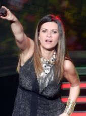 2012년 4월 베르시에서 열린 이네디토 월드 투어 중 공연하는 파우시니