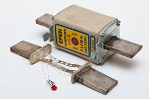 빨간색으로 끊어짐 표시가 있는 HRC 퓨즈