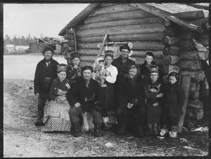 1903년 프리레치니/수오뉘엘/수오니퀼래(Prirechny/Suõʹnnjel/Suonikylä)의 스콜트 사미족 가족