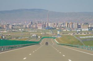 울란바토르 시내로 향하는 공항에서 울란바토르까지 새로 건설된 고속도로