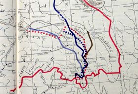 중화민국의 캄 통제: 서쪽의 밝은 파란색 선은 1912-1917년의 경계를 나타내며, 그 후 중화민국은 1918-1932년에 갈색 선으로 밀려났다. 1945년까지 점선 빨간색 선에 도달했다. 짙은 파란색은 중화민국이 거부한 심라 협약 경계였다.