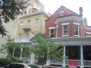 사바나 역사 지구의 전형적인 주택들; 이 주택들은 성 요한 세례자 대성당 근처에 있다.