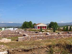 콘스탄티누스 1세가 자신의 출생지인 나이스수스 근처에 건설한 호화로운 저택 궁전인 메디아나의 유적