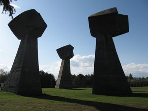 "주먹", 부반 학살 희생자들을 기리는 기념물 중 하나